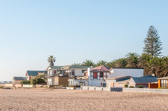 Im puncto Zimmer ist das Angebot an Immobilien in Namibia riesig. In Swakopmund, das liegt in der Region Erongo direkt an der südatlantischen Küste, kosten die Ferien-Zimmer zur Miete etwa 2 500 Dollar pro Monat. (#07)