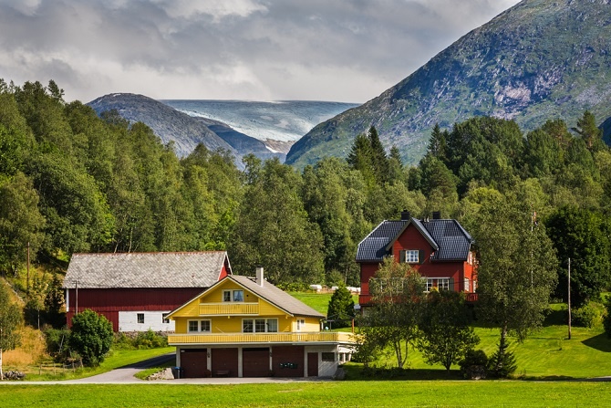 Das ist vor allem für den Immobilien-Markt in Norwegen von Bedeutung. Die Einreise ist für Deutsche somit ein Kinderspiel, ebenso der erste Urlaub. Bevor man sich nämlich ernsthaft nach Immobilien in Norwegen umschaut, wird ein kleiner Abstecher umbedingt empfohlen.(#01)