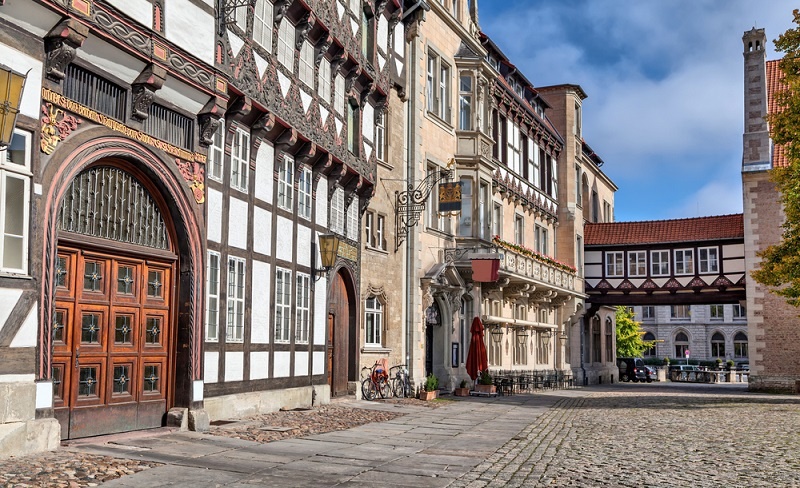 Wer auf der Suche nach einer Wohnung, einem Zimmer oder sogar einem Haus in Heidberg ist, der stellt schnell fest, dass Braunschweig ebenfalls von der Wohnungsnot betroffen ist. Dies führt zu steigenden Preisen, wenn man kaufen oder mieten möchte. Je nach Größe der Wohnfläche können hohe Kosten zusammenkommen.