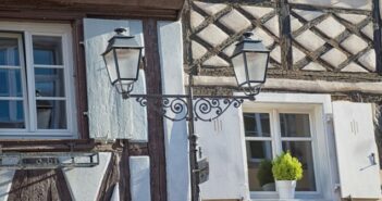 Immobilien: Elsass! Was Sie alles beahcten sollten. Von den Gepflogenheiten von Maklern, Notaren und Immobilienvermittlungsbüros im Elsass.