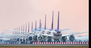 Flugzeuge Flughafen Wartereihe (Foto: AdobeStock - Sugrit)