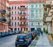 Berlin-Kreuzberg, Oranienstraße 169: Linke Journalisten sollen Steuermillionen kassiert haben (Foto: Adobe Stock- ArTo)