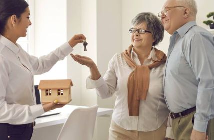 Ältere Käufer dominieren den Immobilienmarkt in den USA (Foto: AdobeStock 429681507 Studio Romantic)