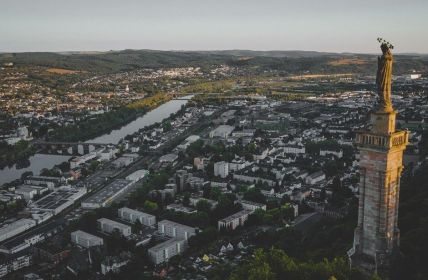 Kläschesberg: Potenzielles Gewerbegebiet mit günstiger Anbindung und einem (Foto: AdobeStock - janmalburg 423142088)
