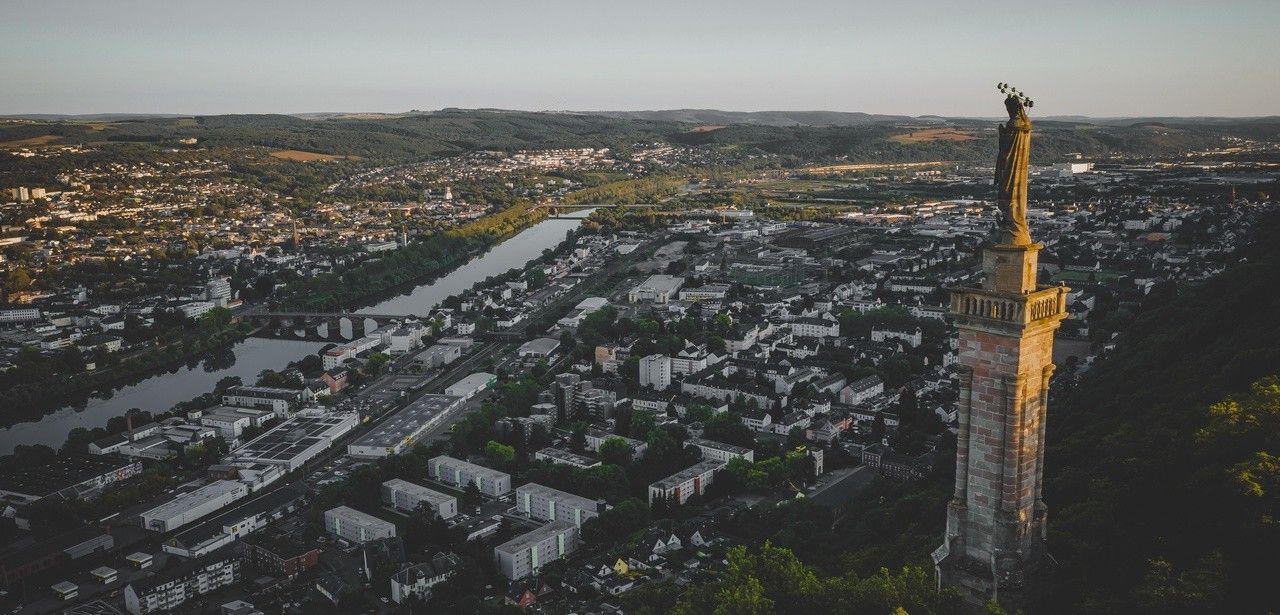 Kläschesberg: Potenzielles Gewerbegebiet mit günstiger Anbindung und einem (Foto: AdobeStock - janmalburg 423142088)