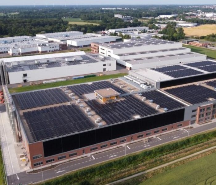 Die Pöppelmann Halle: großflächige 2000 kWp Photovoltaik-Anlage (Foto: Henrike Thomann, Pöppelmann)